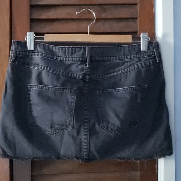 Dragon Tattoo Zip front Miniskirt with frayed Edge - Picture 2 of 3